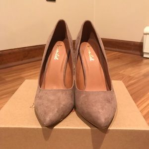 Taupe pointed toe heels-size 7.5